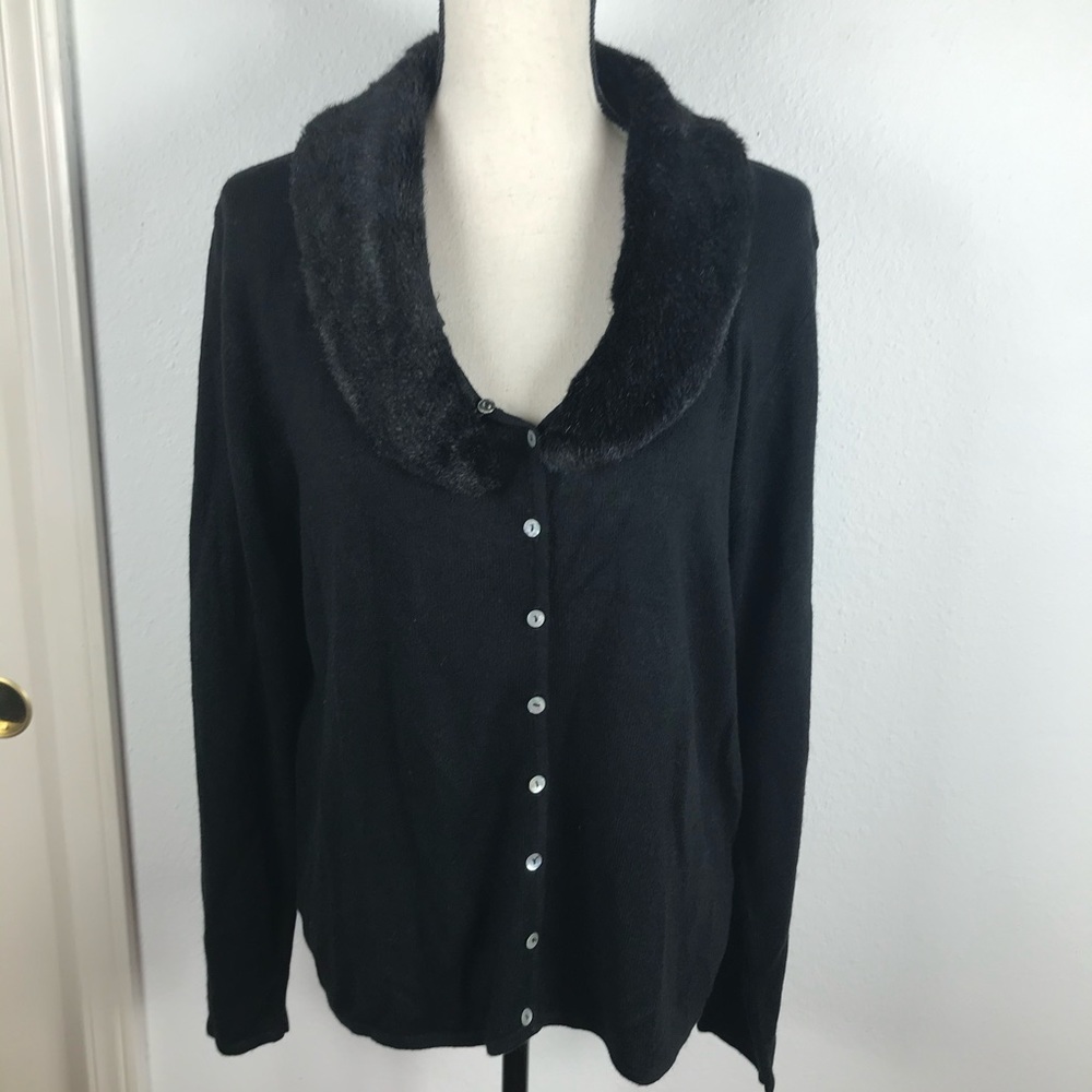 CAROLYN TAYLOR BLACK FAUX FUR COLLAR SWEATER